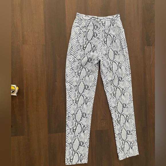 Vintage 80’s ALBERTO MAKALI women’s blue snakeskin pants. Size 2 - Picture 3 of 4